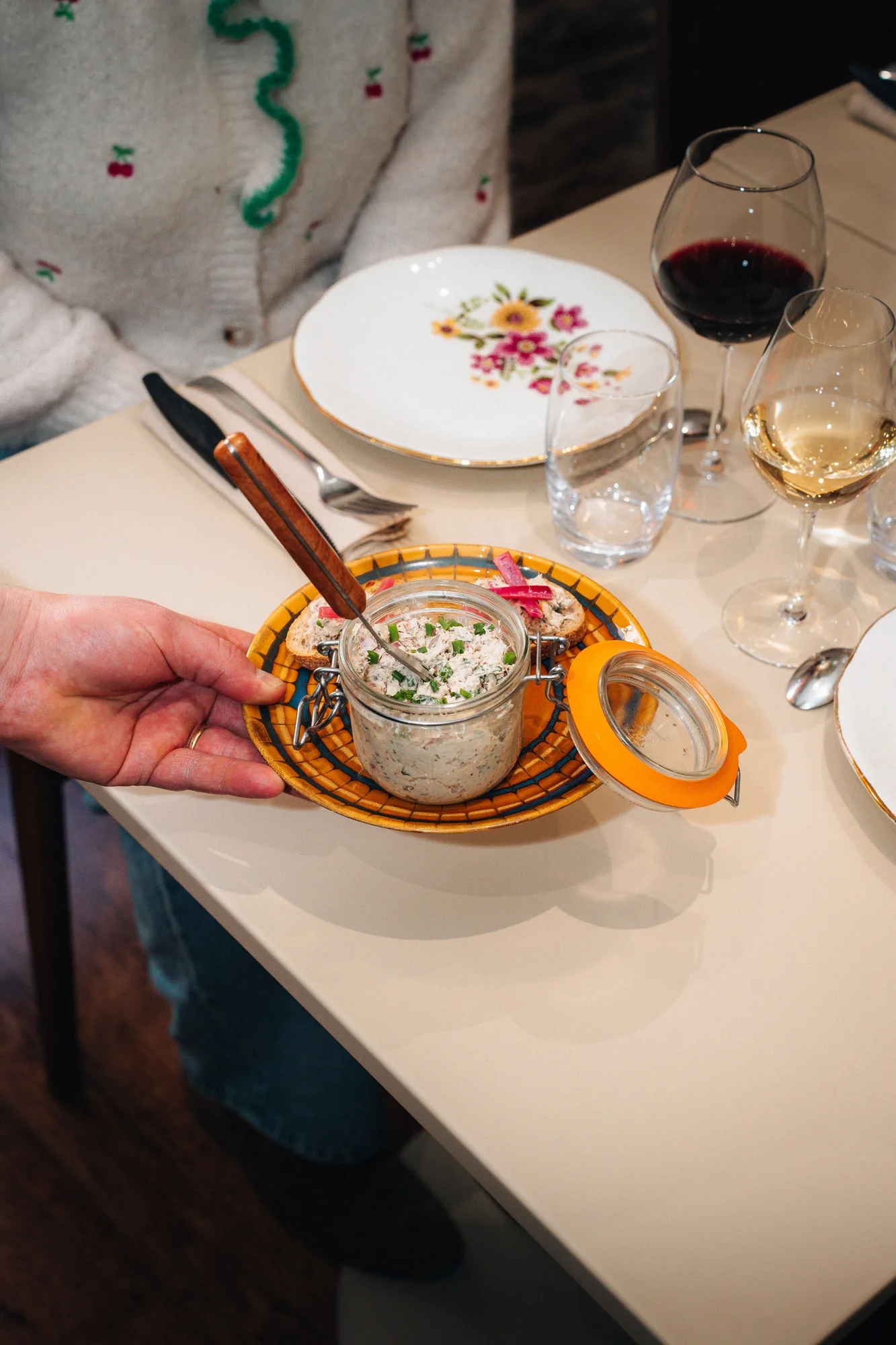 Verrines de rillettes de poisson dressées pour un apéritif