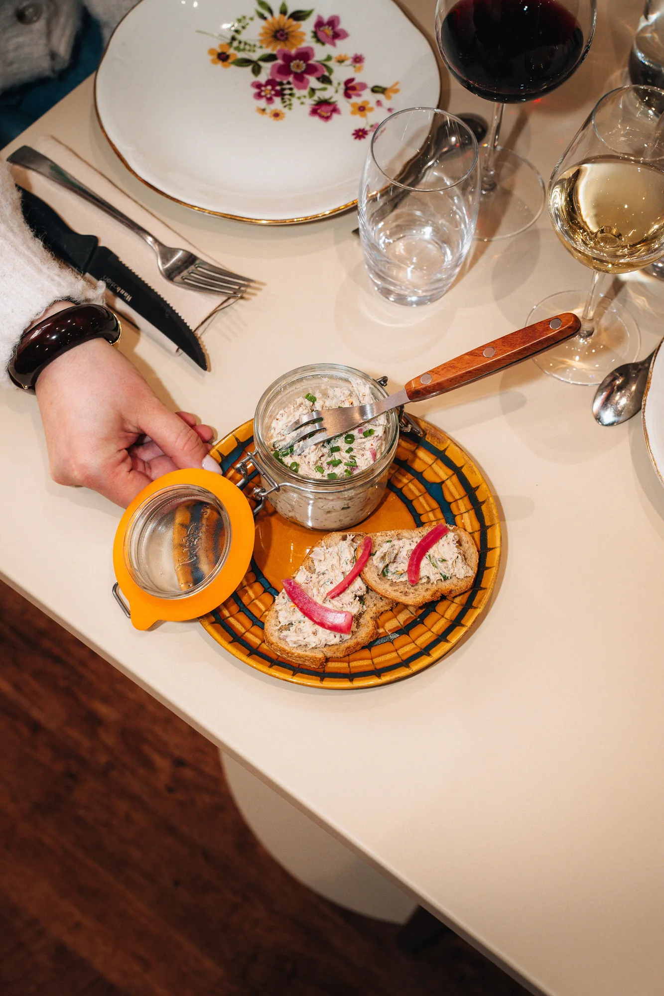 Rillettes de saumon fumé servies sur des toasts